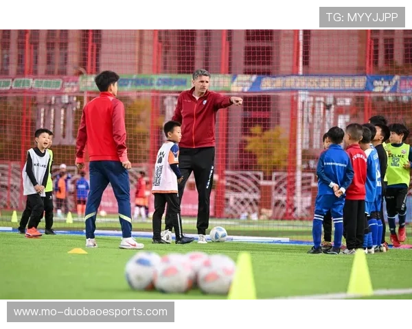 《当足球迷遇上球星 梦想与现实交织的绿茵传奇》