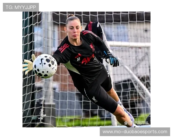 女足球星醉酒后失控画面曝光引发热议，网友纷纷热议其形象与职业生涯影响