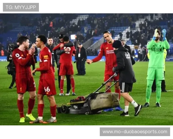 足球巨星传球给范迪克精彩瞬间引发球迷热议展现无与伦比默契配合